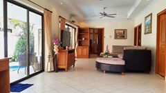 House for rent Jomtien Pattaya showing the living room pool side