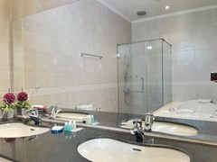 House for rent Jomtien Pattaya showing the master bathroom 