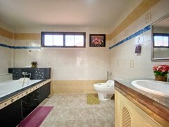 House for rent Jomtien showing the master bathroom 