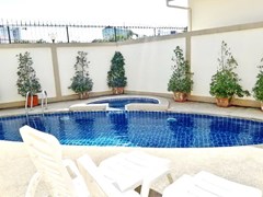 House for rent Jomtien Pattaya showing the pool and Jacuzzi 
