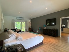 House for rent Mabprachan Pattaya showing the master bedroom suite 