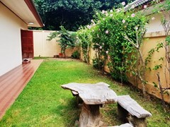 House for Rent East Pattaya showing the garden 