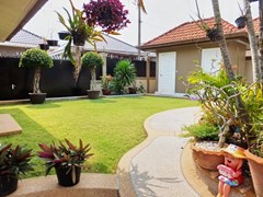 House for rent Nongplalai Pattaya showing the garden and outside bathroom