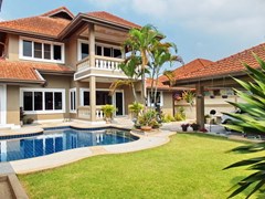 House for rent Nongplalai Pattaya showing the house, pool and carport 