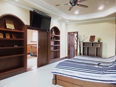 House for rent Nongplalai Pattaya showing the master bedroom suite 