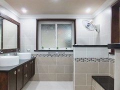 House for rent Nongplalai Pattaya showing the second bathroom