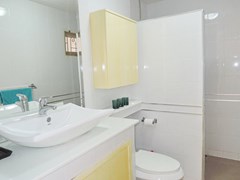 House for rent Pattaya showing the guest bathroom