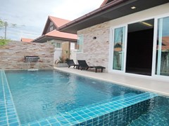 House for rent in East Jomtien showing the private pool