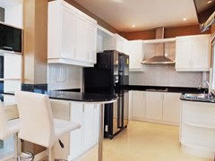 House for rent East Pattaya showing the breakfast bar and kitchen 