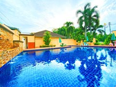 House for rent East Pattaya showing the communal pool 