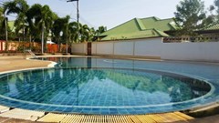 House for rent East Pattaya showing the communal pool 