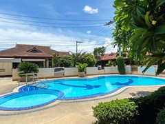 House for rent East Pattaya showing the communal swimming pool 