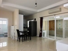 House for Rent East Pattaya showing the dining and kitchen areas 