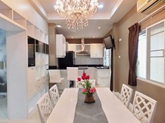 House for rent East Pattaya showing the dining and kitchen areas