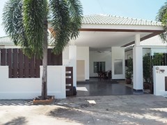 House for rent East Pattaya showing the house and carport 