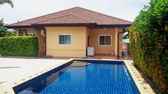 House for rent East Pattaya showing the house and pool 