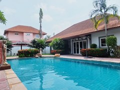 House for Rent East Pattaya showing the house and pool 