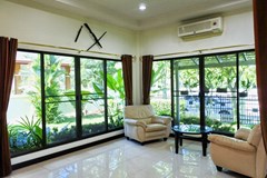 House for rent East Pattaya showing the living area with garden view 
