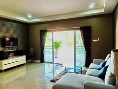 House for rent East Pattaya showing the living room with pool view 