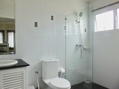 House for Rent East Pattaya showing the master bathroom 