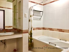 house for rent East Pattaya showing the master bathroom with bathtub 