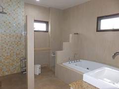 House for rent East Pattaya showing the master bathroom