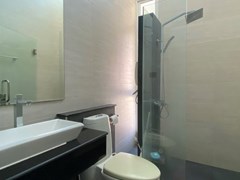 House for rent East Pattaya showing the master bathroom