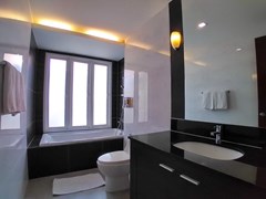 House for rent East Pattaya showing the master bathroom 