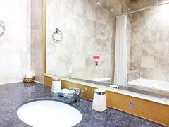 House for Rent East Pattaya showing the master bathroom with bathtub 