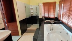 House for rent East Pattaya showing the master bathroom with Jacuzzi bathtub 