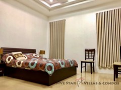 house for rent East Pattaya showing the master bedroom 