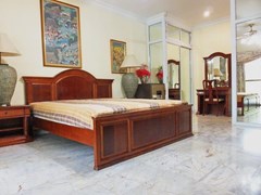 House for rent East Pattaya showing the master bedroom with furniture 