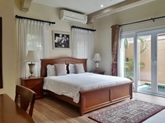 House For rent East Pattaya showing the master bedroom with pool view 