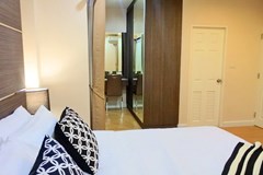 House for rent East Pattaya showing the master bedroom with built-in wardrobes 