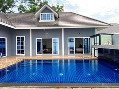 House for rent East Pattaya showing the pool