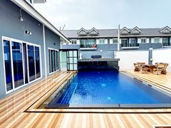 House for rent East Pattaya showing the pool and terrace