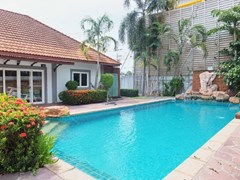 House for Rent East Pattaya showing the pool and pool side shower 