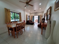 House for rent Jomtien showing the dining and kitchen areas