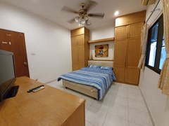 House for rent Jomtien showing the master bedroom with built-in wardrobes 