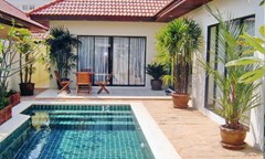 House for rent Jomtien View Talay Villas showing the house and pool