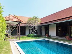 House for rent Mabprachan Pattaya showing the house and pool 