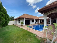 House for rent Mabprachan Pattaya showing the house and pool