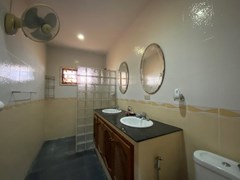 House for rent Mabprachan Pattaya showing the master bathroom 