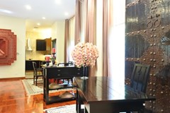 House for sale Na Jomtien showing the dining and kitchen 