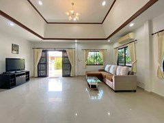 House for rent South Pattaya showing the living and dining areas
