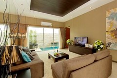 House for rent East Jomtien showing the living room with pool view 