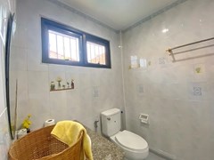 House for rent Pattaya showing the master bathroom 