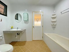 House for rent South Pattaya showing the master bathroom with bathtub 