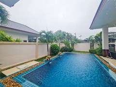 House for rent Pattaya showing the private swimming pool