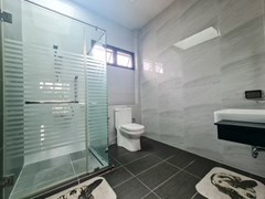 House for rent Pattaya showing the second bathroom